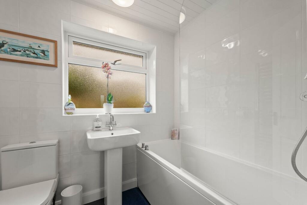 BATHROOM 01.jpg