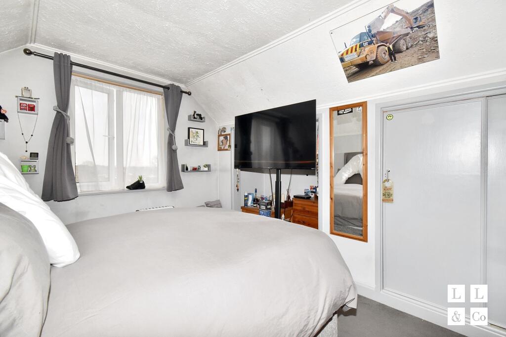 FIRST FLOOR BEDROOM