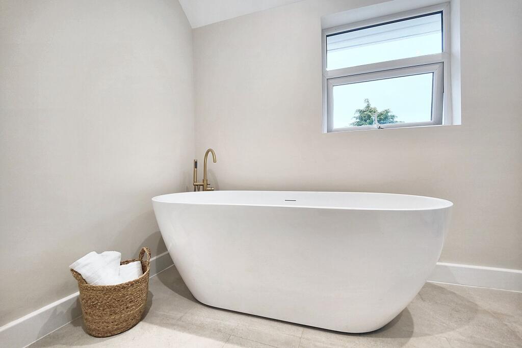 Elegant Tub Bath