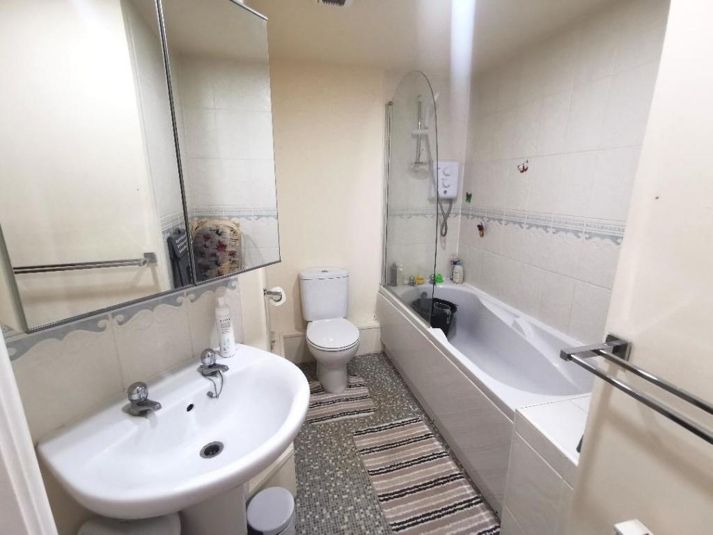 9 bathroom.jpg