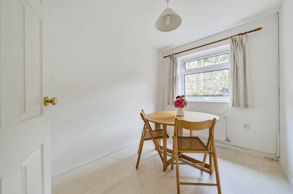 Bedroom/Dining Room