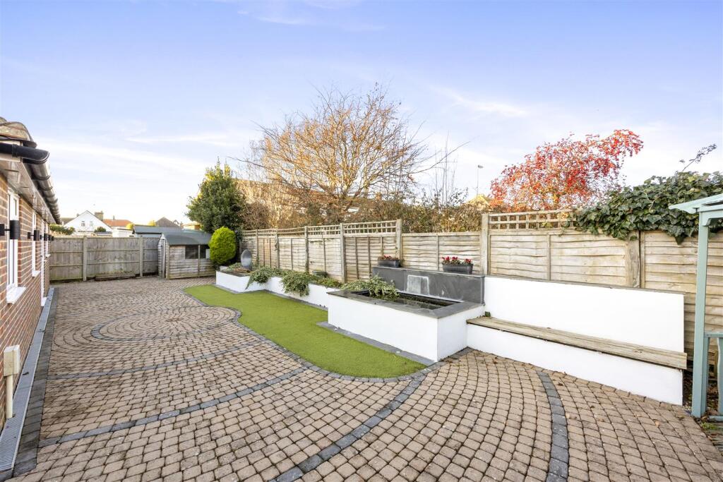 Courtlands Close 8-022.JPG