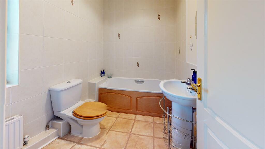 1-St-Robert-Close-Bathroom.jpg
