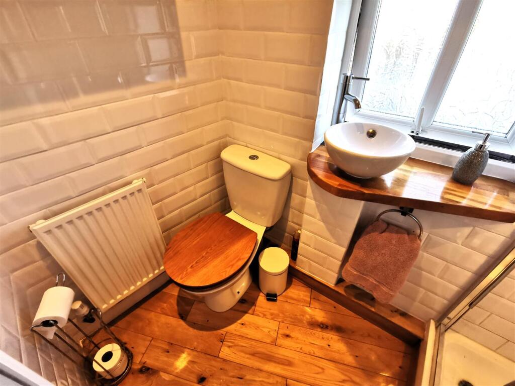 main bedroom ensuite 1.jpg