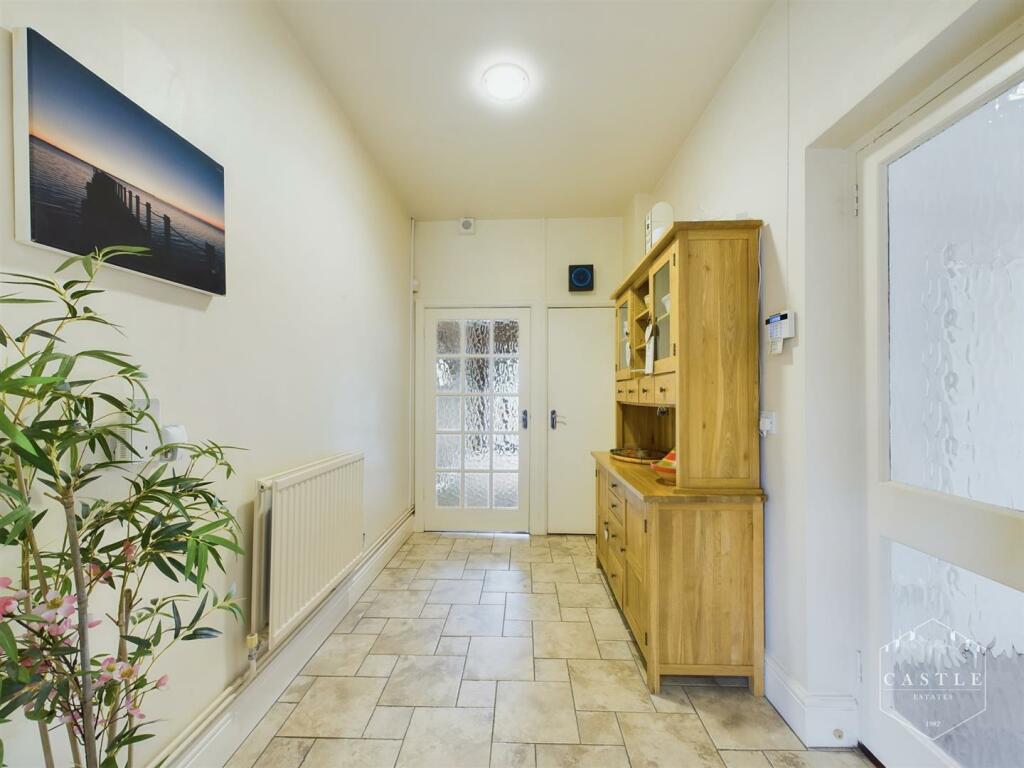 INNER HALL TO KITCHEN