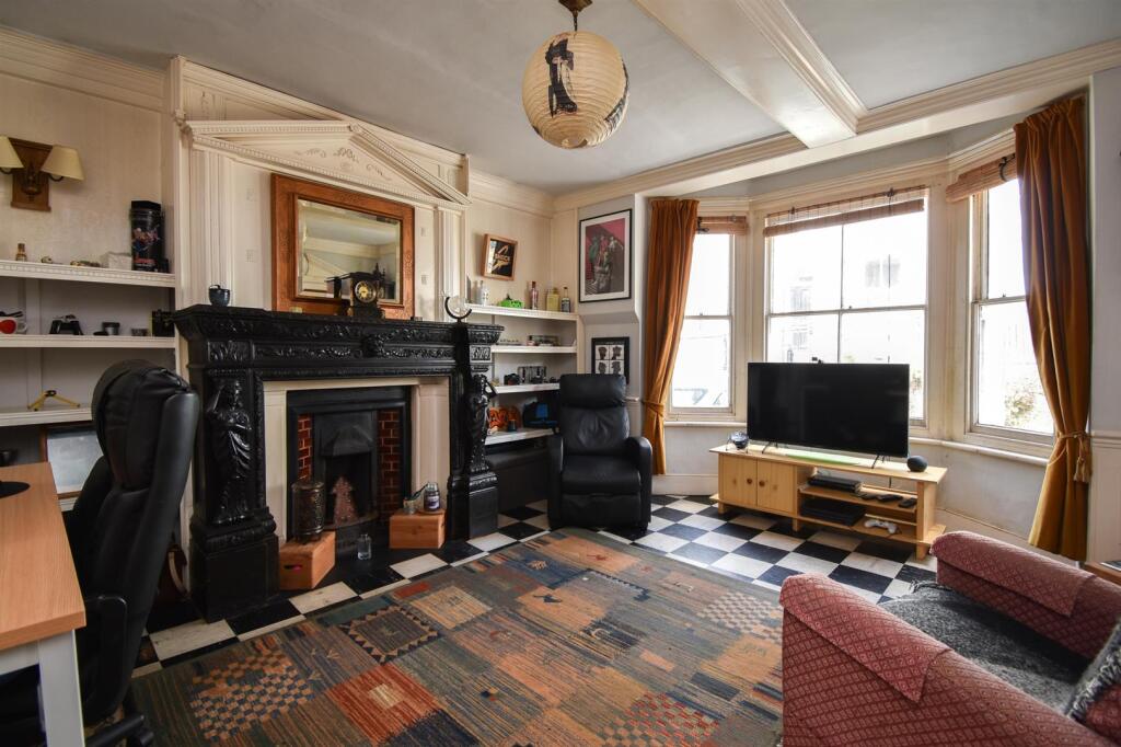 Reception room/bedroom