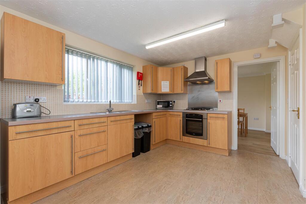 9 Lakeside Close-8.jpg