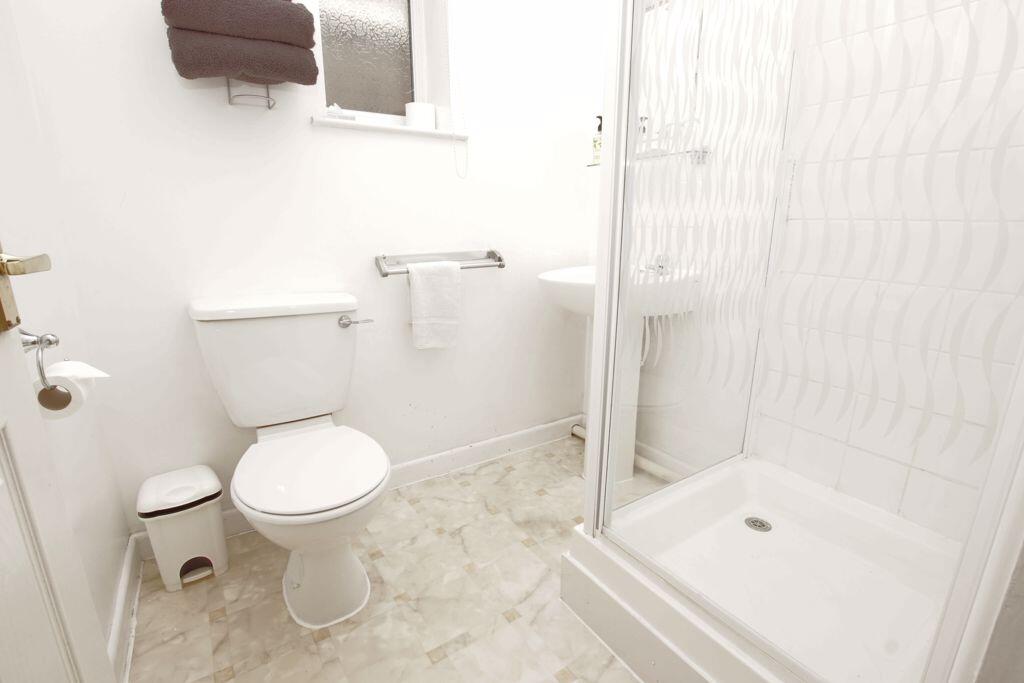 En Suite to Guest Room Five