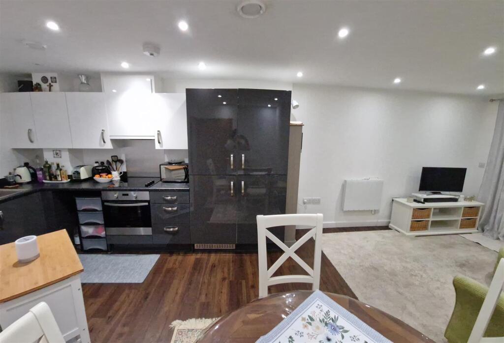 Kitchen 1.jpg