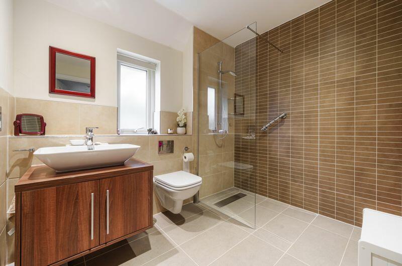 Ensuite shower room to master bedroom