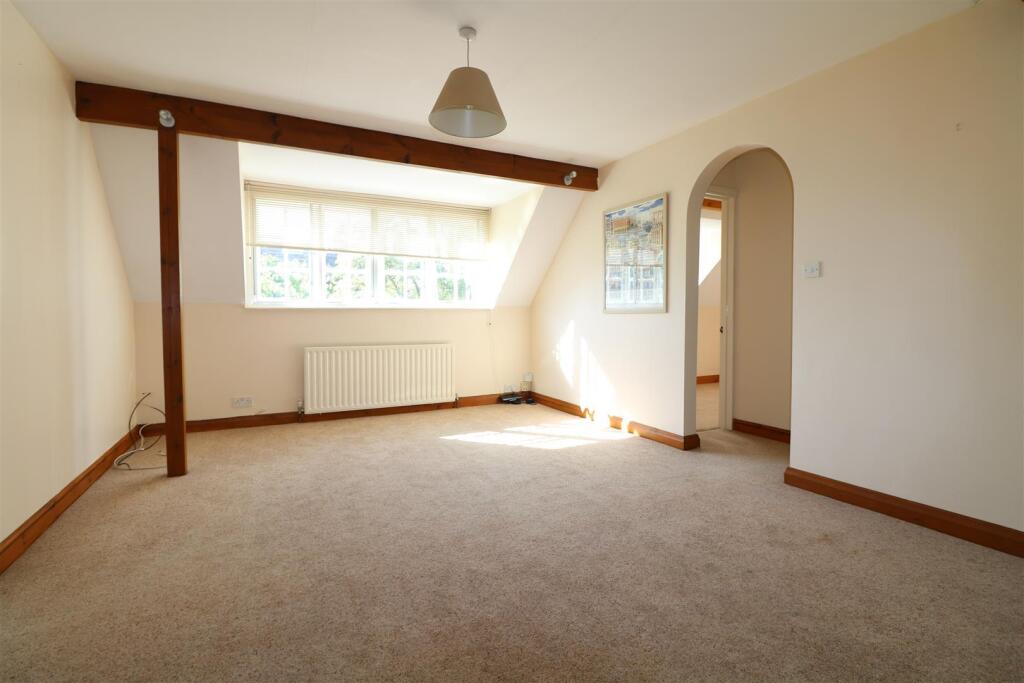 SITTING / DINING ROOM:
