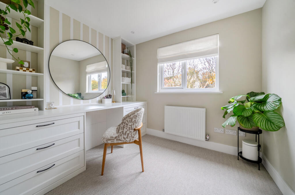 1372706-4-690b422...