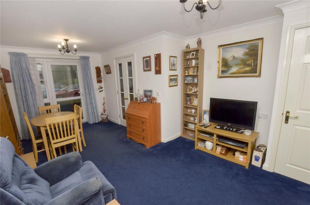 Lounge/Dining Room