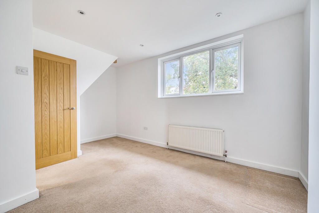 1371760-5-68f8f4b...