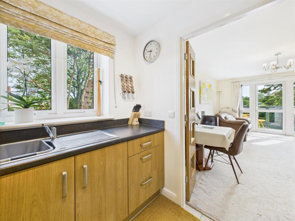 Kitchen: