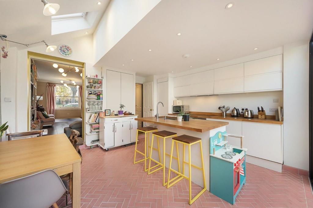 Kitchen (3).jpg