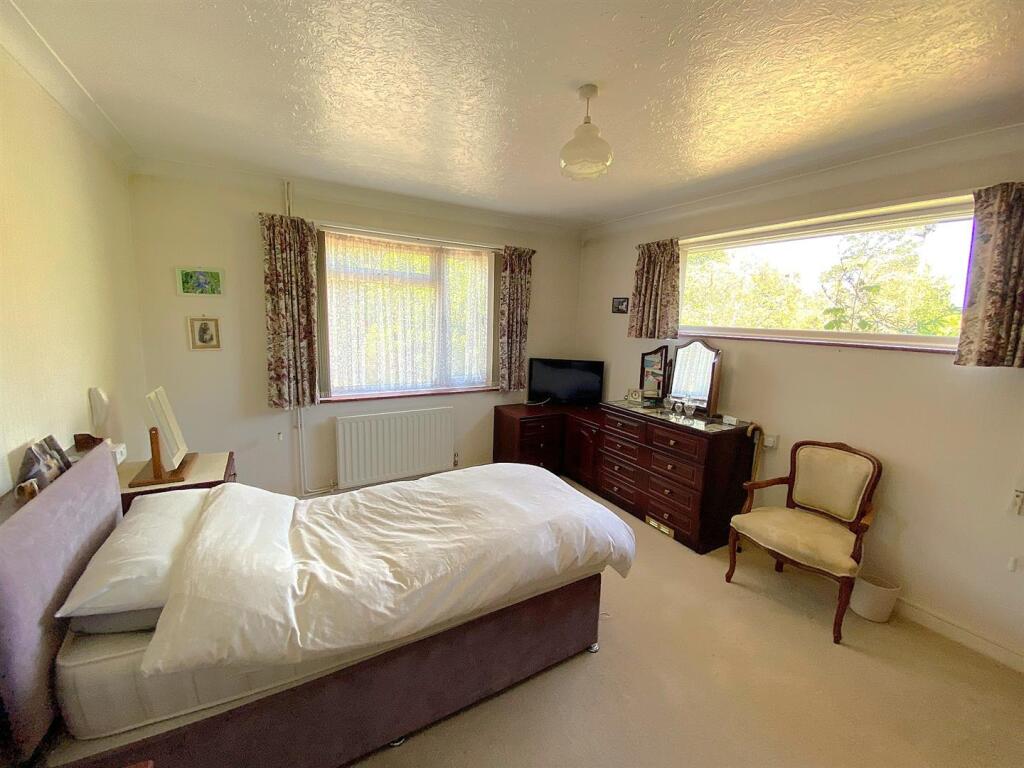 35 The Highlands - Bedroom 1.jpg