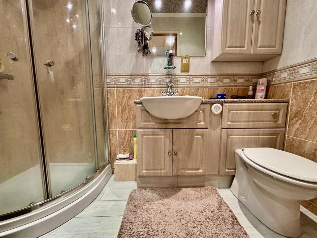 En-suite Shower Room / WC: