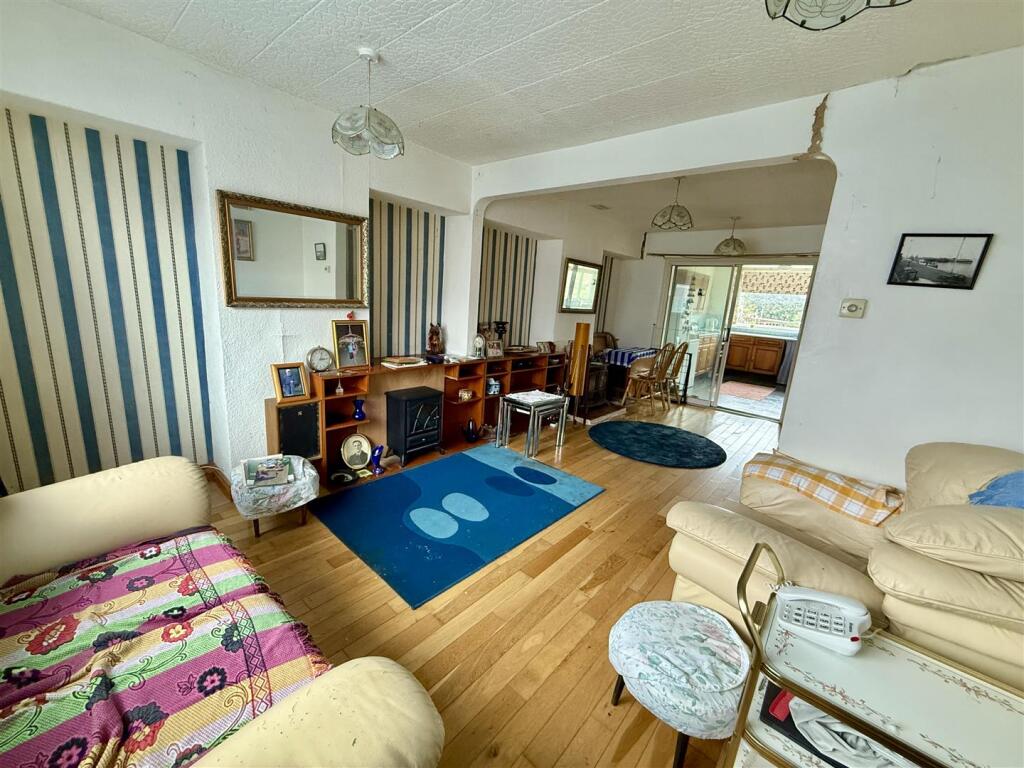 Living /Dining Room: