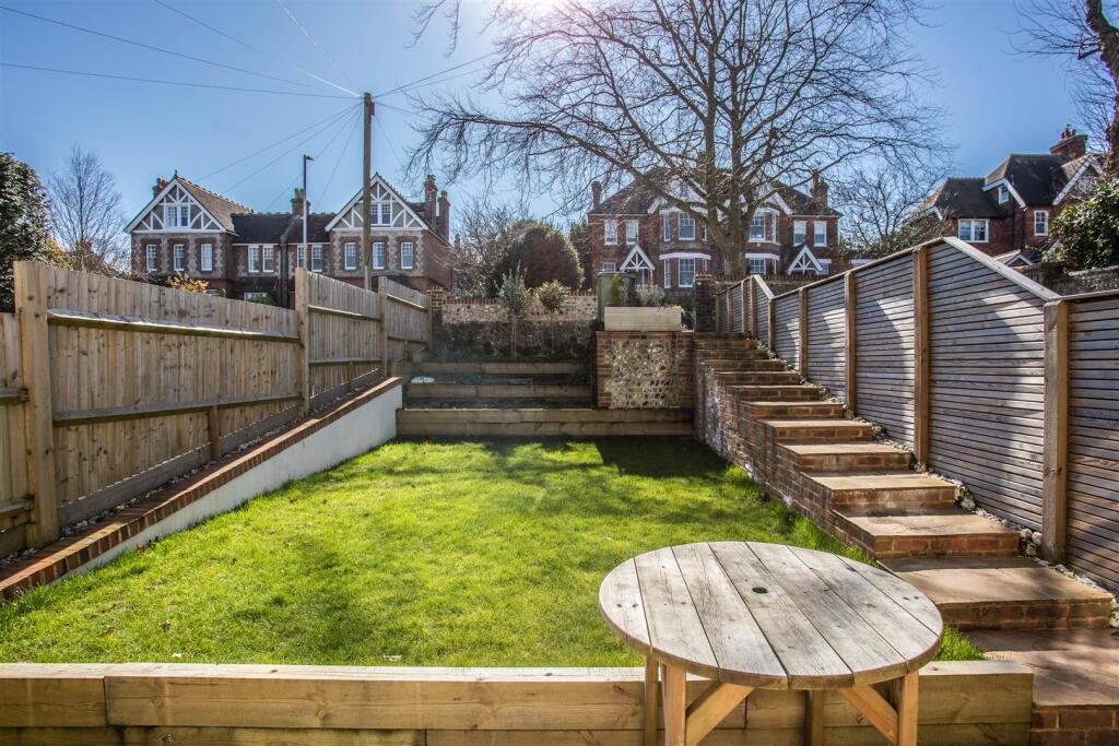 2 Sackville Close30.jpg