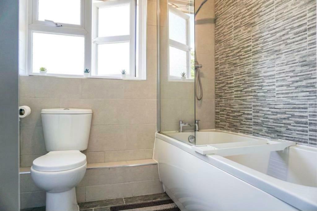 Main Bathroom 1.jpg
