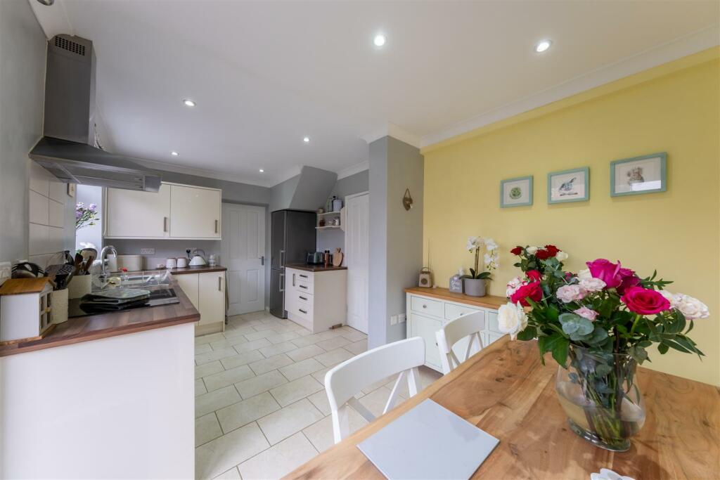 4 Oaktree Close-008.jpg