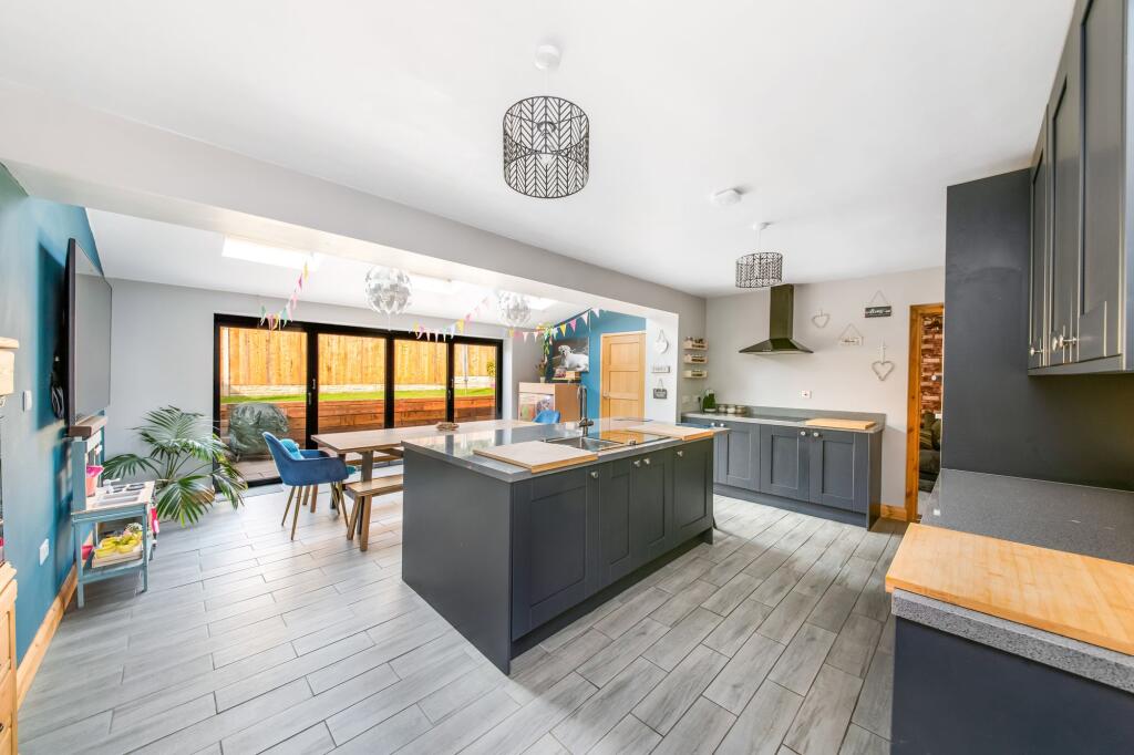 OPEN-PLAN DINING KITCHEN AND FAMILY ROOM