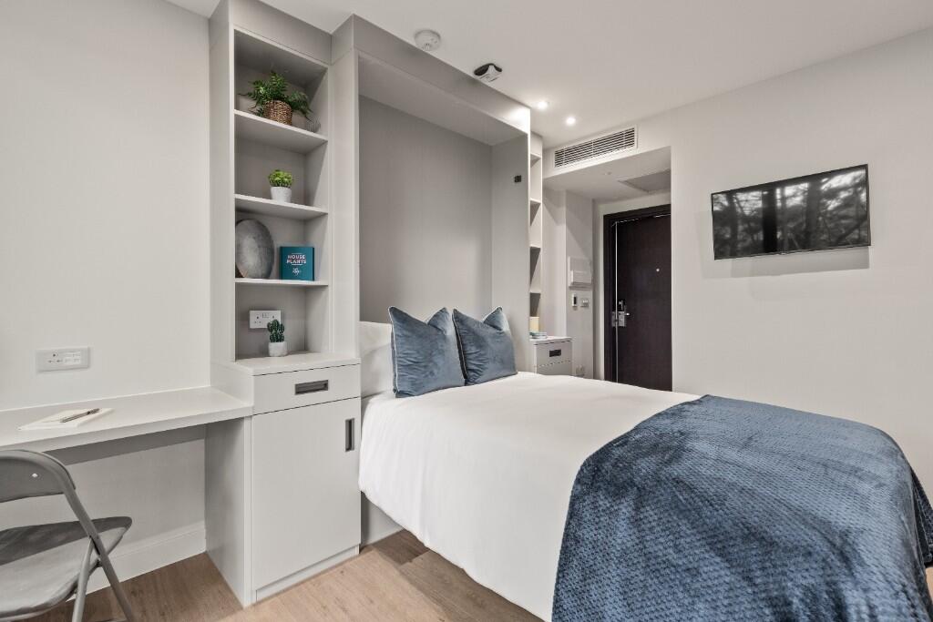 Hanger Lane, London, W5