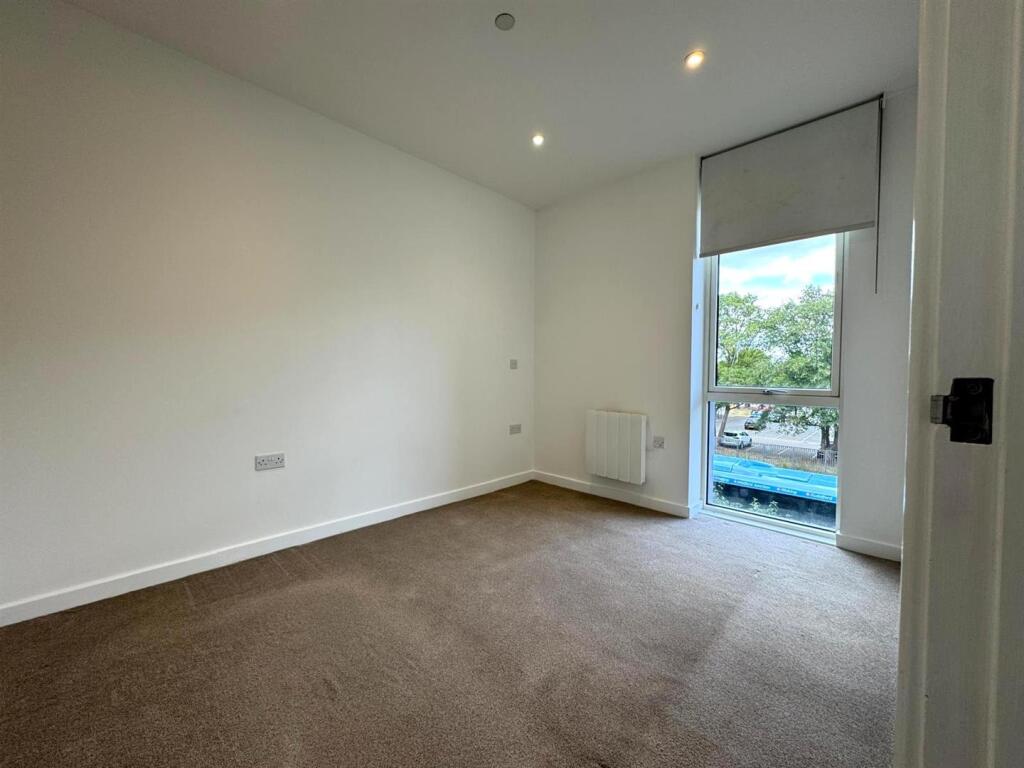 Bedroom 1.jpg