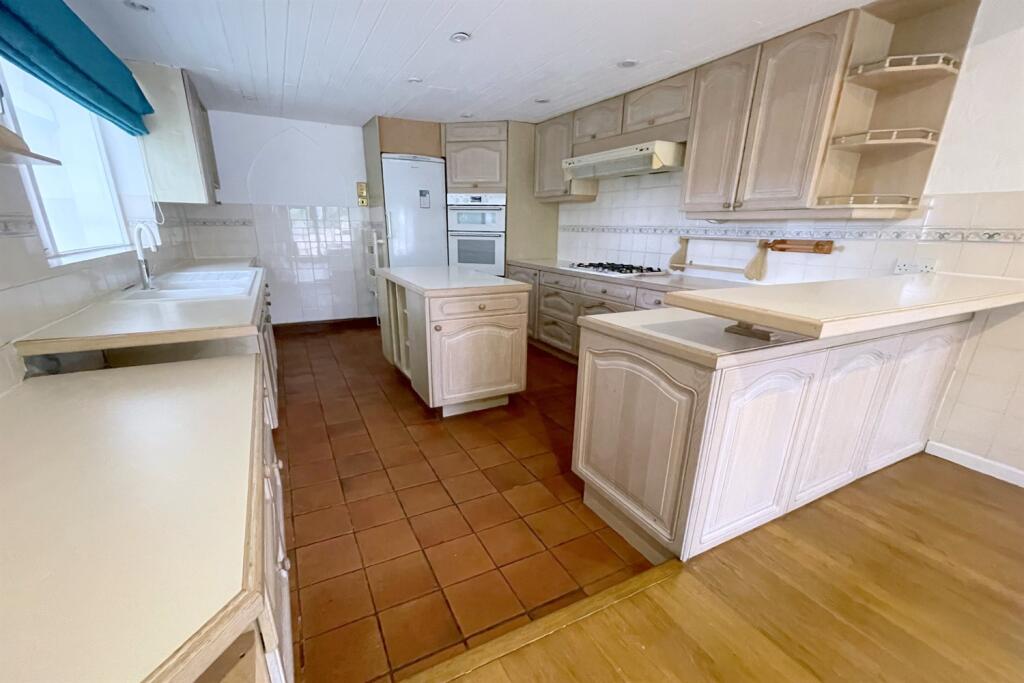 Spacious fitted kitc