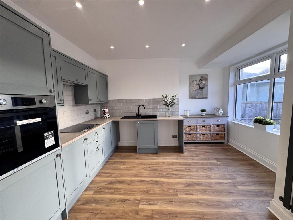 Open plan kitchen / dining