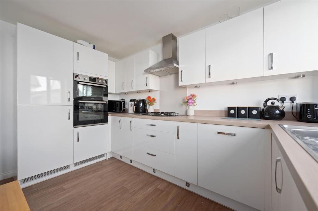 12 Russell Avenue 013.JPG