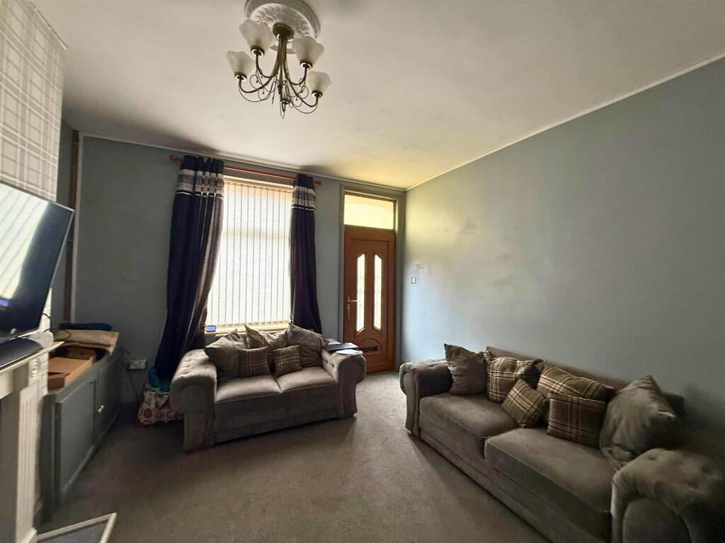 Livingroom part 2.jpg