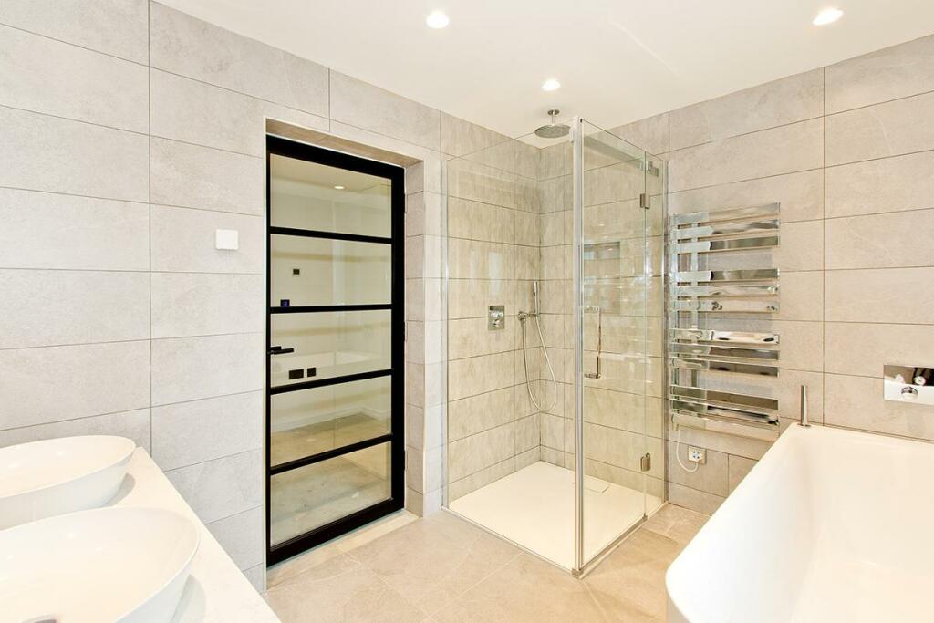 ensuite.jpg
