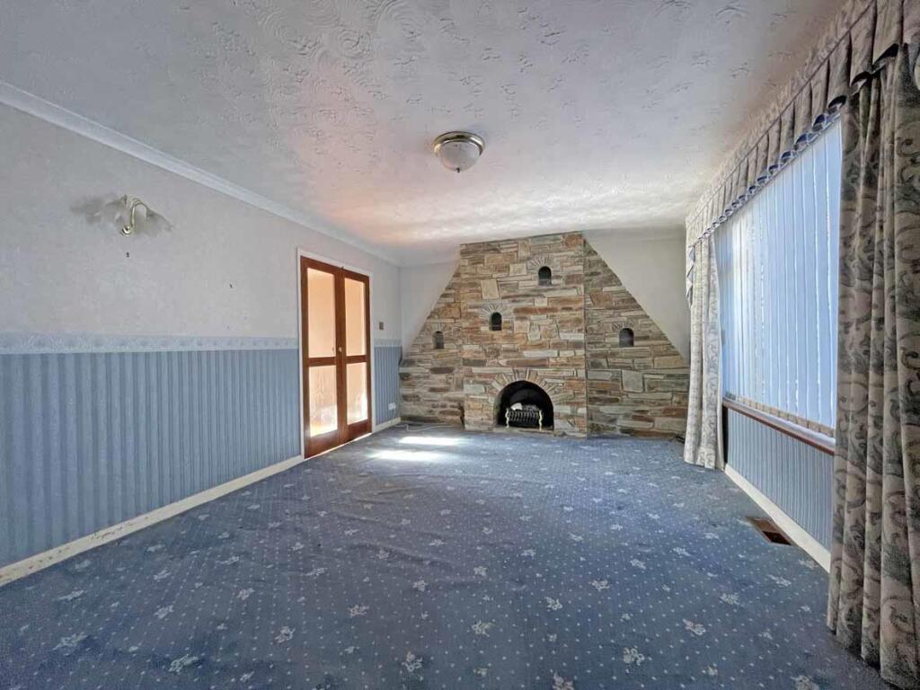 Durris Close 18 Lounge Front.jpg