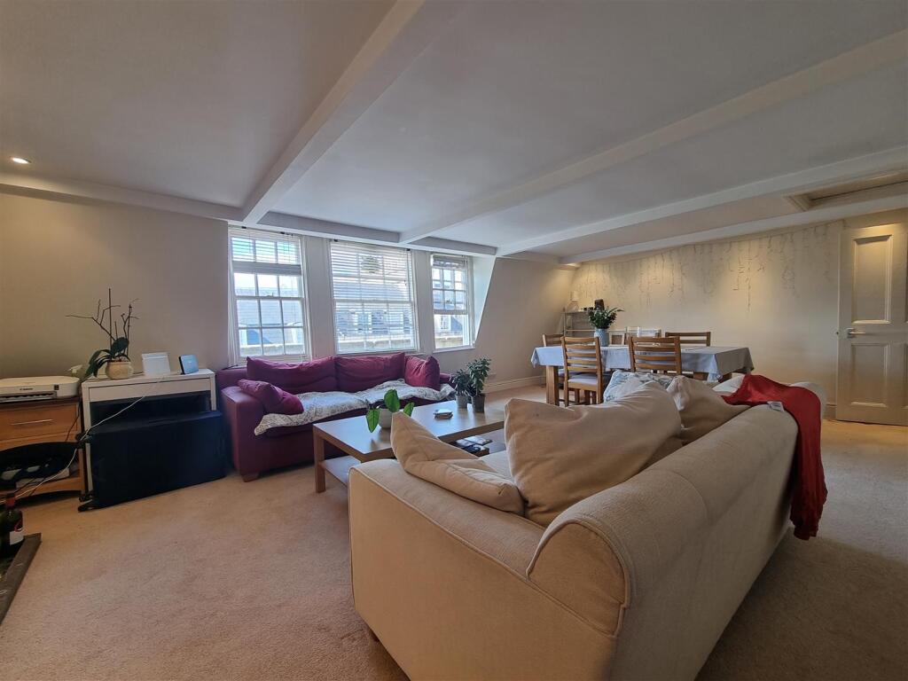 Living room (2).jpg
