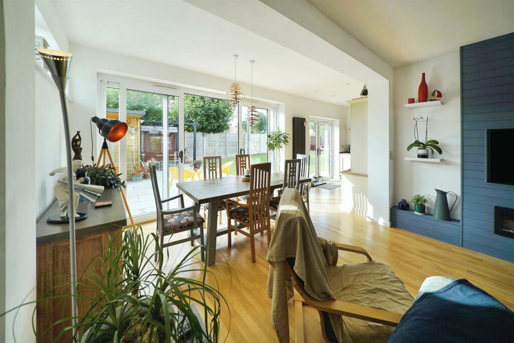 Living dining room.jpg