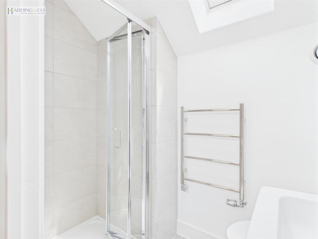 Bedroom 4 en-suite.jpg