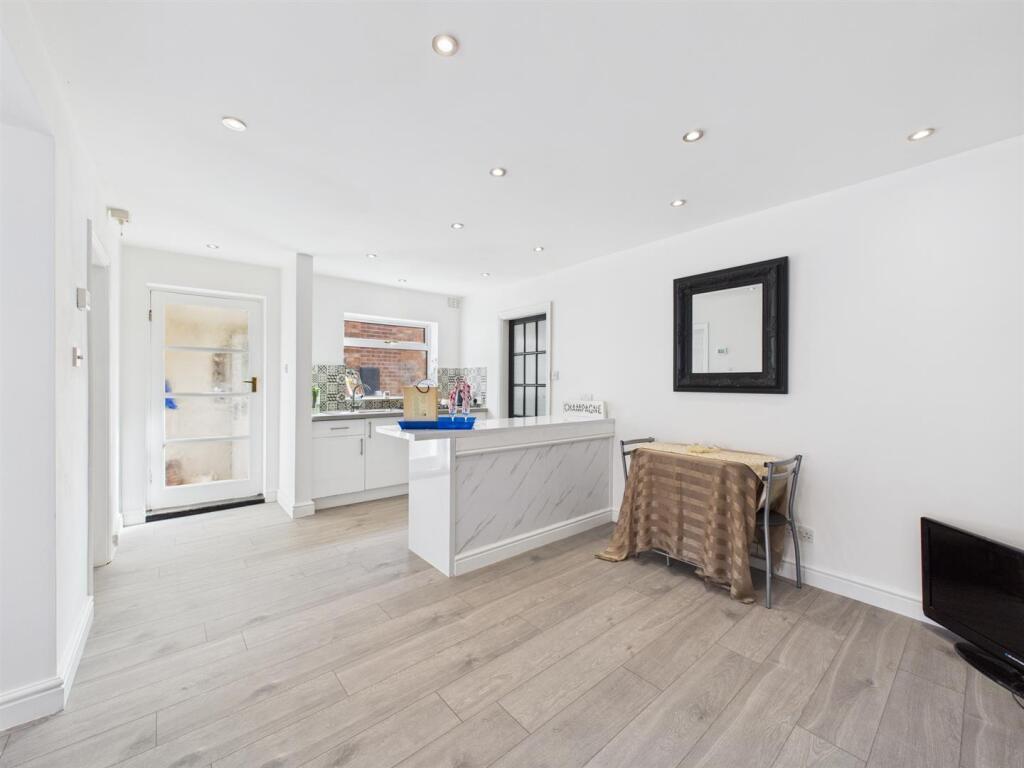 Open plan kitchen/dining/living: