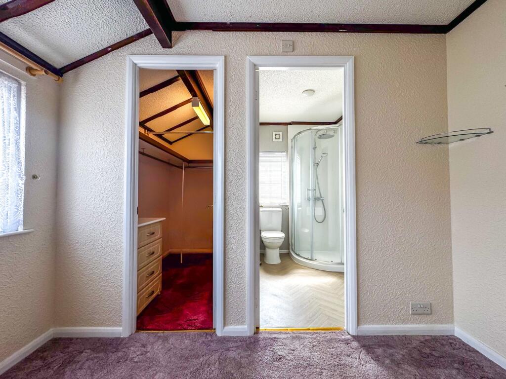 Ensuite &amp; Wardrobe