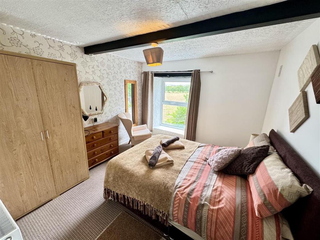 OPEN PLAN LIVING / BEDROOM