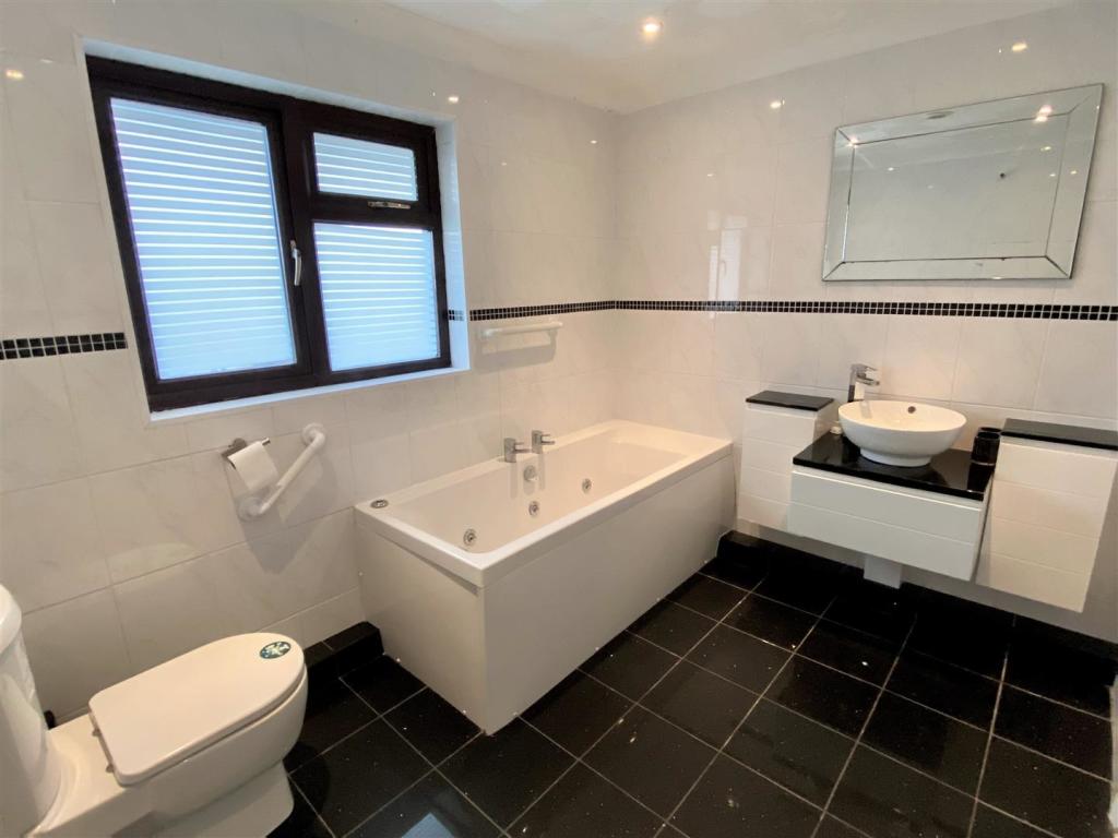 47 Tremear Green Bathroom