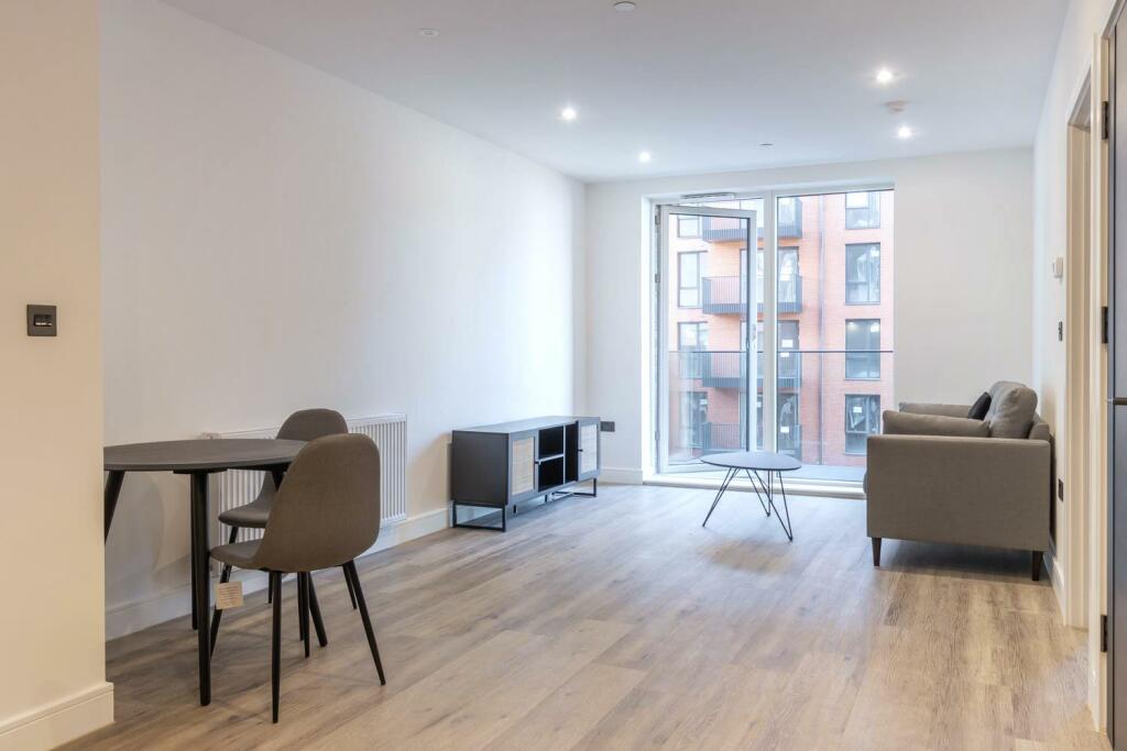 Lounge/Dining Area