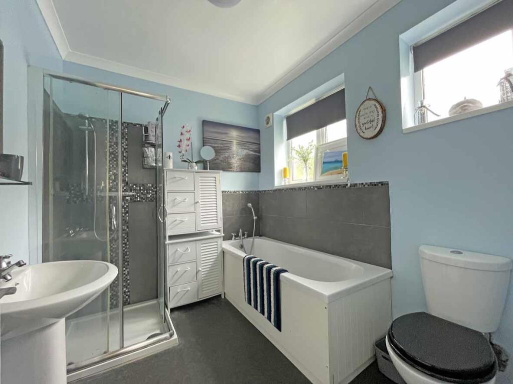 Wycliffe Road 39 - Bathroom.jpg