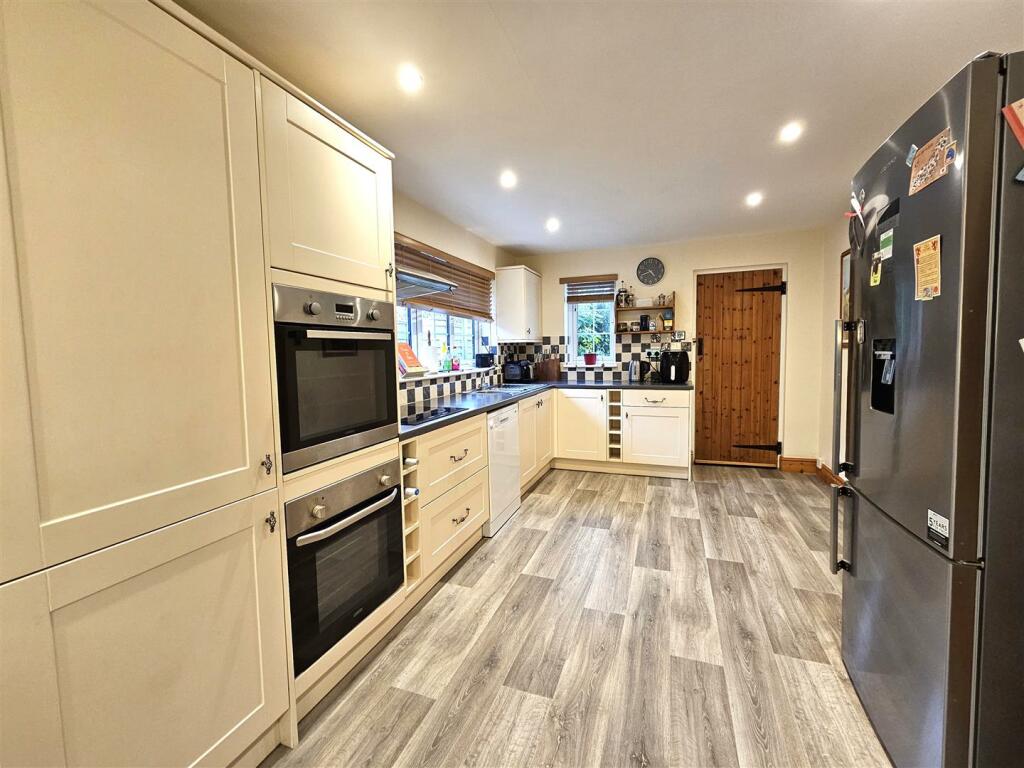 kitchen 3.jpg