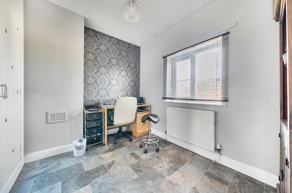 1371856-17-68f8ab141f957