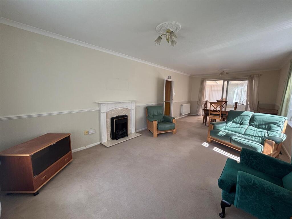 Lounge 1.jpg