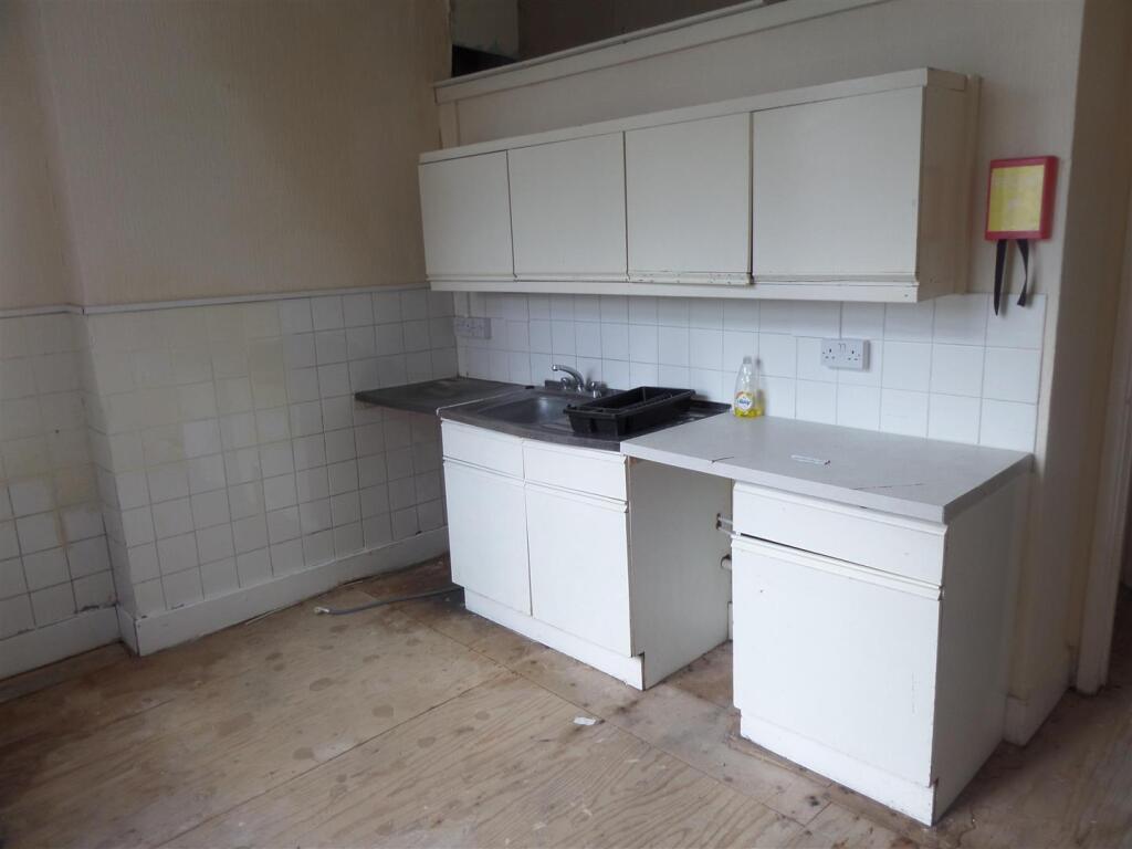 Studio 5 kitchen