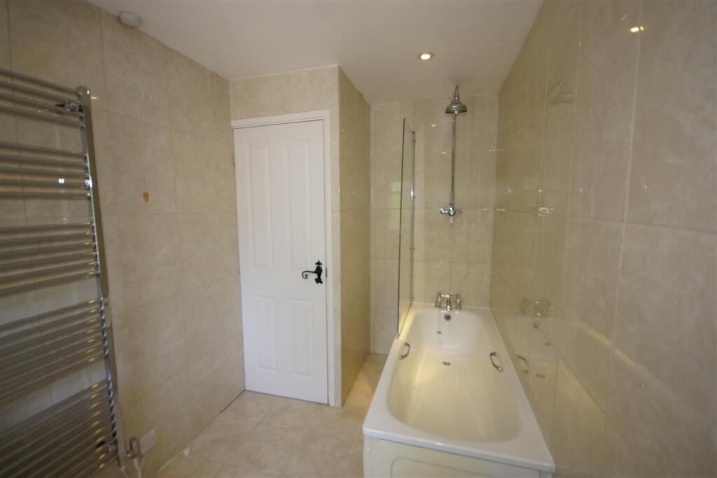 2 Slaughter FC - Bathroom.JPG