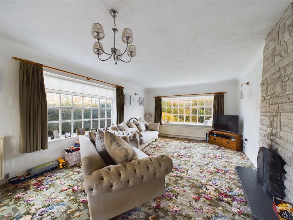LIVING/ DINING ROOM